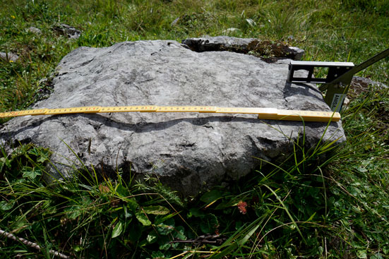 Denudationsmessungen an einer spätantiken Fundamentstruktur. Dachsteingebirge. Foto Franz Mandl 2014. ANISA, Verein für alpine Forschung.