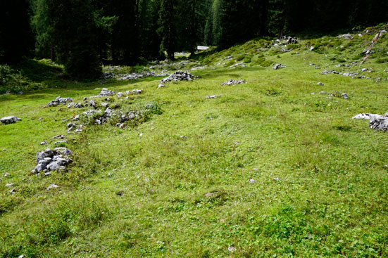 Denudationsmessungen spätmittelalterlicher Fundamentstrukturen. Dachsteingebirge. Foto Franz Mandl 2014. ANISA, Verein für alpine Forschung.